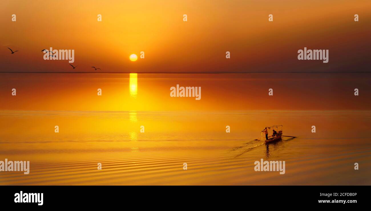 Fischerboot mit Möwen bei Sonnenuntergang, Nasser See, Assuan Damm, Assuan, Ägypten Stockfoto