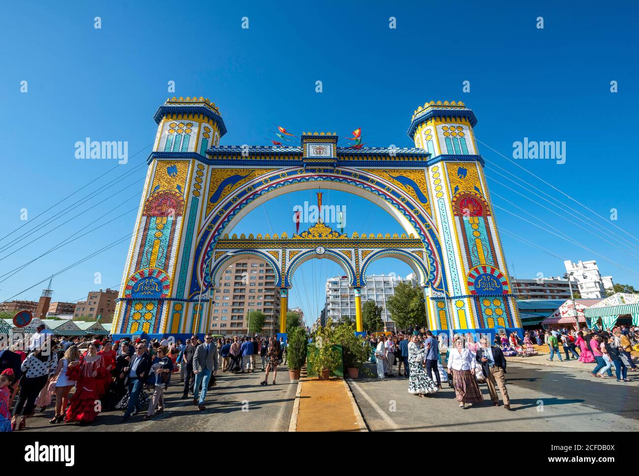 Besucher am Eingangstor, Feria de Abril, Sevilla, Andalusien, Spanien Stockfoto
