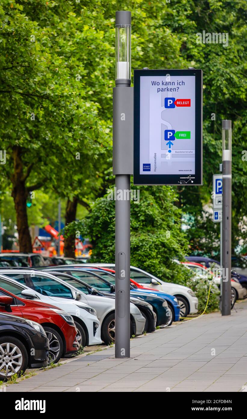Smart Poles, intelligente Straßenlampen, das Display zeigt freie Parkplätze in den Parkzonen, gemeinsames Pilotprojekt von EON und der Stadt Essen Stockfoto