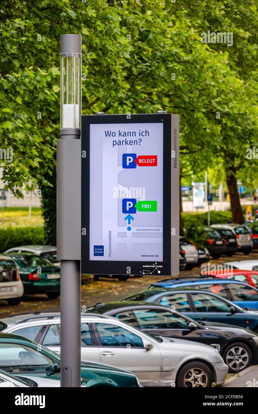 Smart Poles, intelligente Straßenlampen, das Display zeigt freie Parkplätze in den Parkzonen, gemeinsames Pilotprojekt von EON und der Stadt Essen Stockfoto