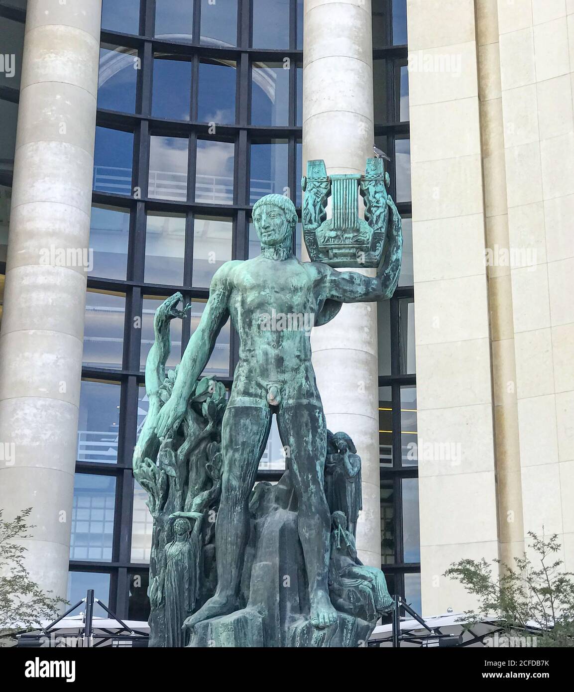 6m hohe Statue des Apollon Musagete auf der Terrasse mit Blick auf die Jardins du Trocadero. Paris. Stockfoto