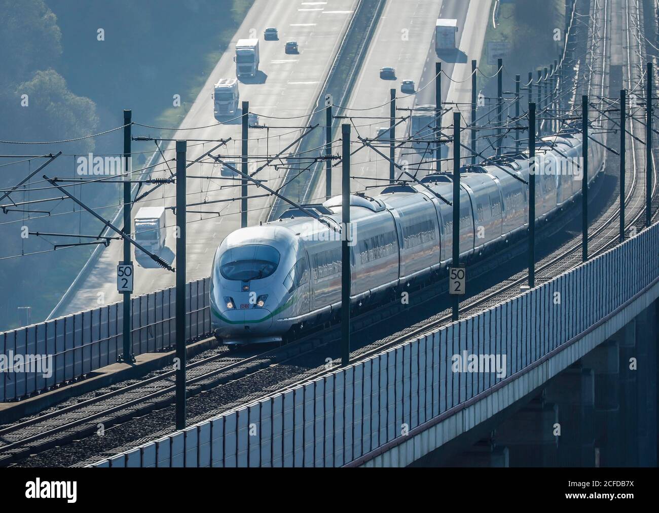 DER ICE-Zug der Deutschen Bahn AG fährt auf der Hochgeschwindigkeitsstrecke Köln-Frankfurt, im Hintergrund fahren Autos und Lastwagen auf der Autobahn A3, Neustadt Wied Stockfoto