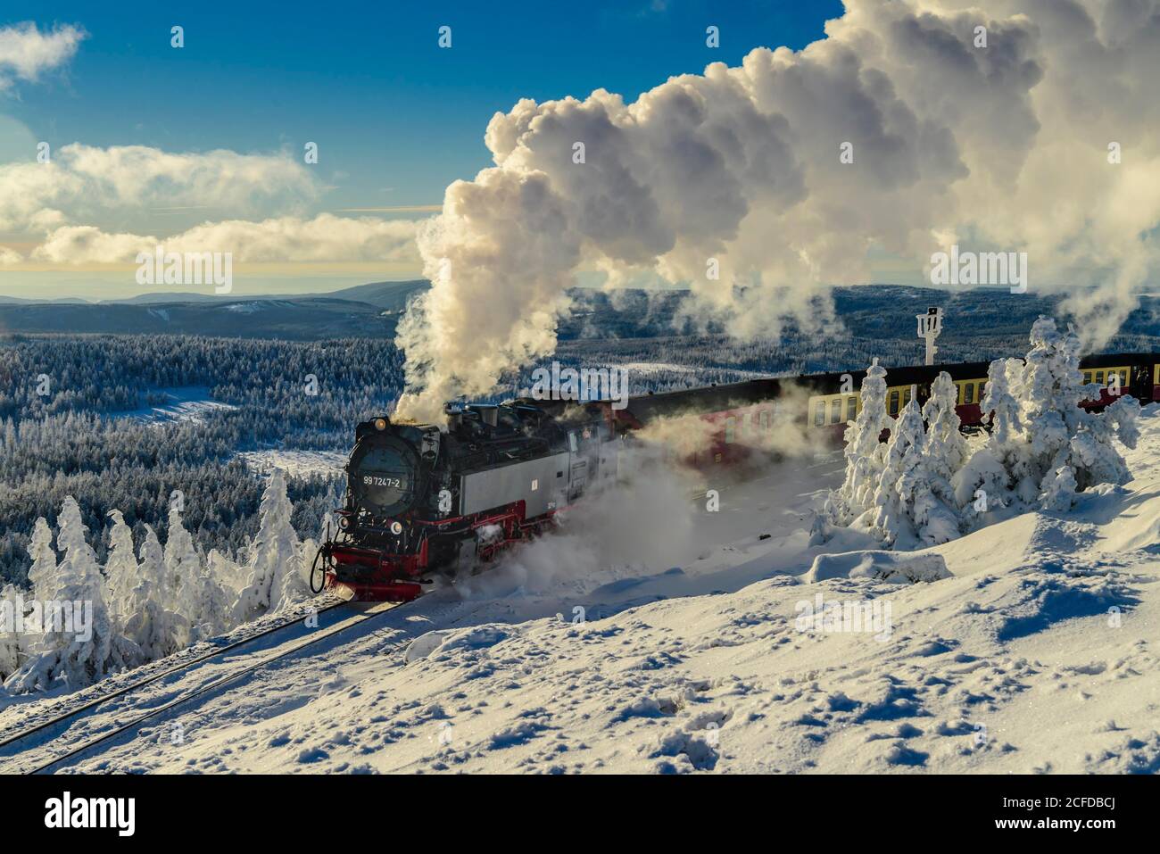 Brockenbahn fährt durch verschneite Landschaft auf den Brocken, Dampflokomotive, Winter, Schnee, Harz, Berg, Schierke, Sachsen-Anhalt, Deutschland Stockfoto