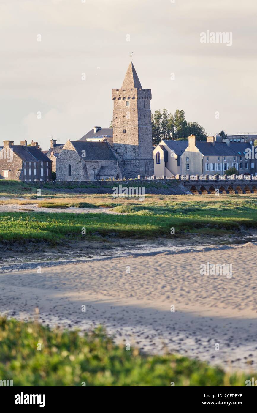 Kirchturm und Salzwiesen von Port Bail Normandie im Abendlicht. Stockfoto