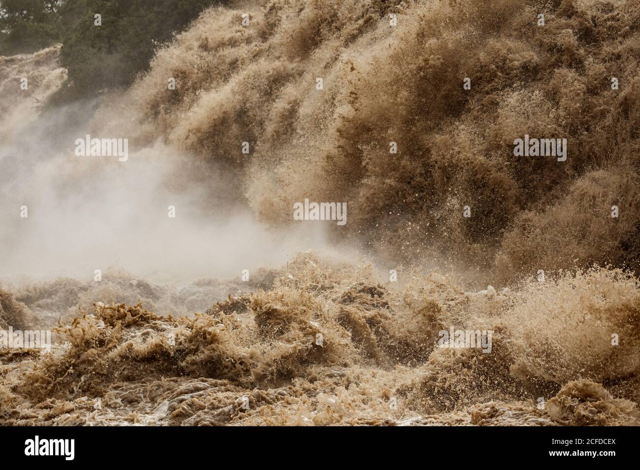 Schmutziger turbulenter Flusslauf mit Spritzern der Awash Falls Lodge Fallen von Wasserfall in bergigen Bereich Stockfoto