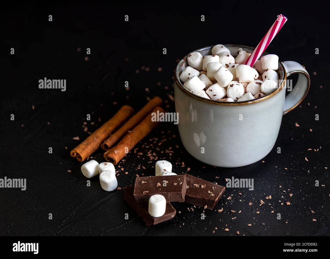 Hausgemachte heiße Schokolade oder Kakao mit Mini Marshmallow und Zimt Stockfoto