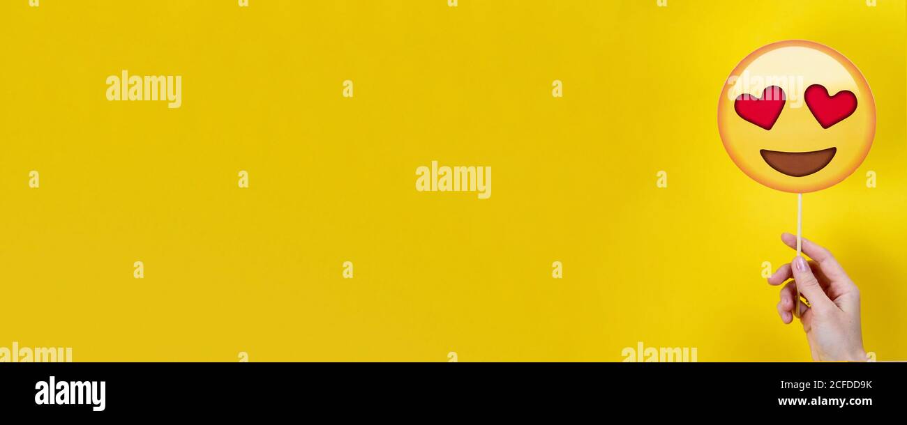 Emotion Aufkleber Stimmung isoliert auf hellen lebendigen Sinus lebendige gelbe Farbe Hintergrund. Emoji Party Feiertagsattribute für ein Fotoshooting Stockfoto
