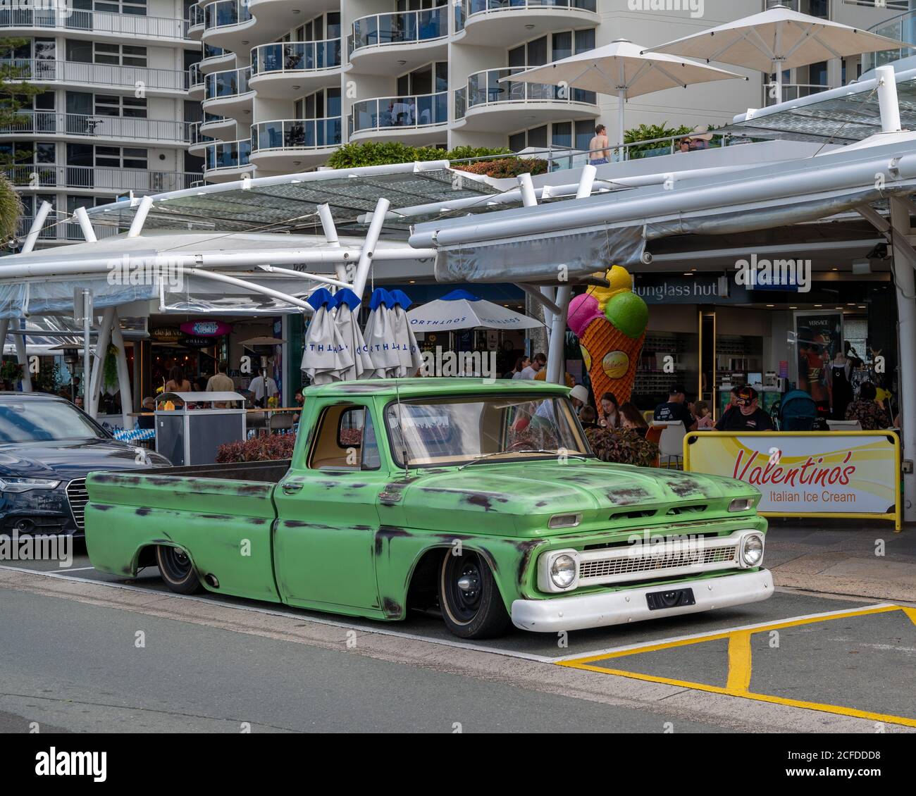 MOOLOOLABA, AUSTRALIEN - 15. Aug 2020: Ein alter Vintage Chevvy Ute mit abgesenkter Federung geparkt vor einer Eisdiele auf der Esplanade während einer Stockfoto