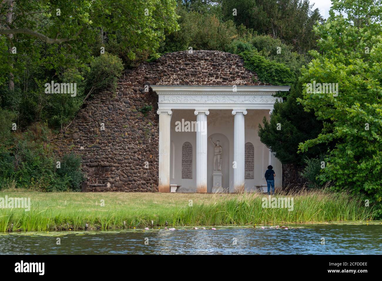 Deutschland, Sachsen-Anhalt, Wörlitz, in einem Portikus ist ein in Stein gemeißelter Brief von Johann Wolfgang von Goethe, den er Charlotte von Stein aus schrieb Stockfoto
