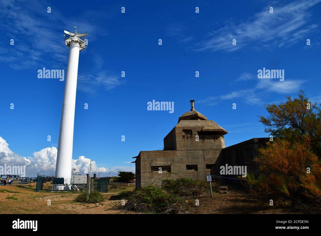 WWII Pillenbox und Versandradar auf Languard Nature Reserve, Felixstowe, Suffolk, UK Stockfoto