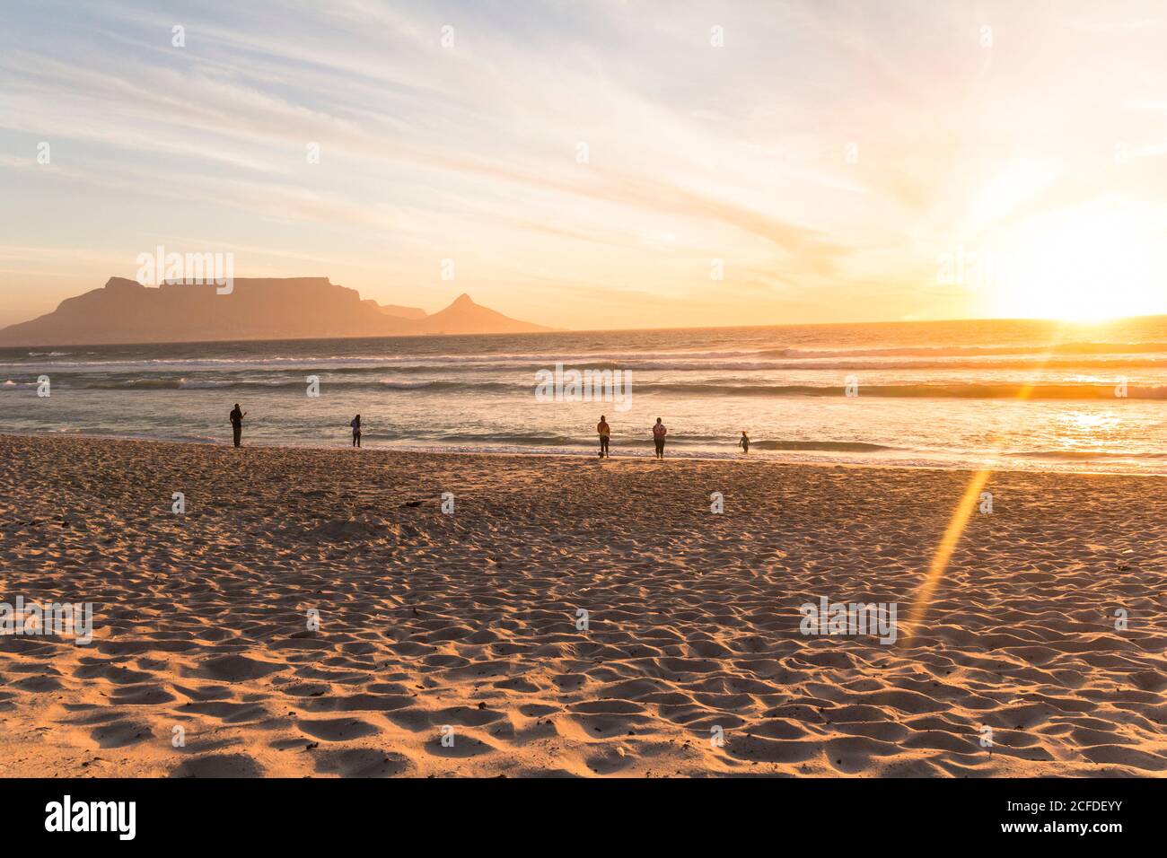 Bloubergstrand (Blouberg Beach) in Kapstadt bei Sonnenuntergang, Kapstadt, Südafrika Stockfoto