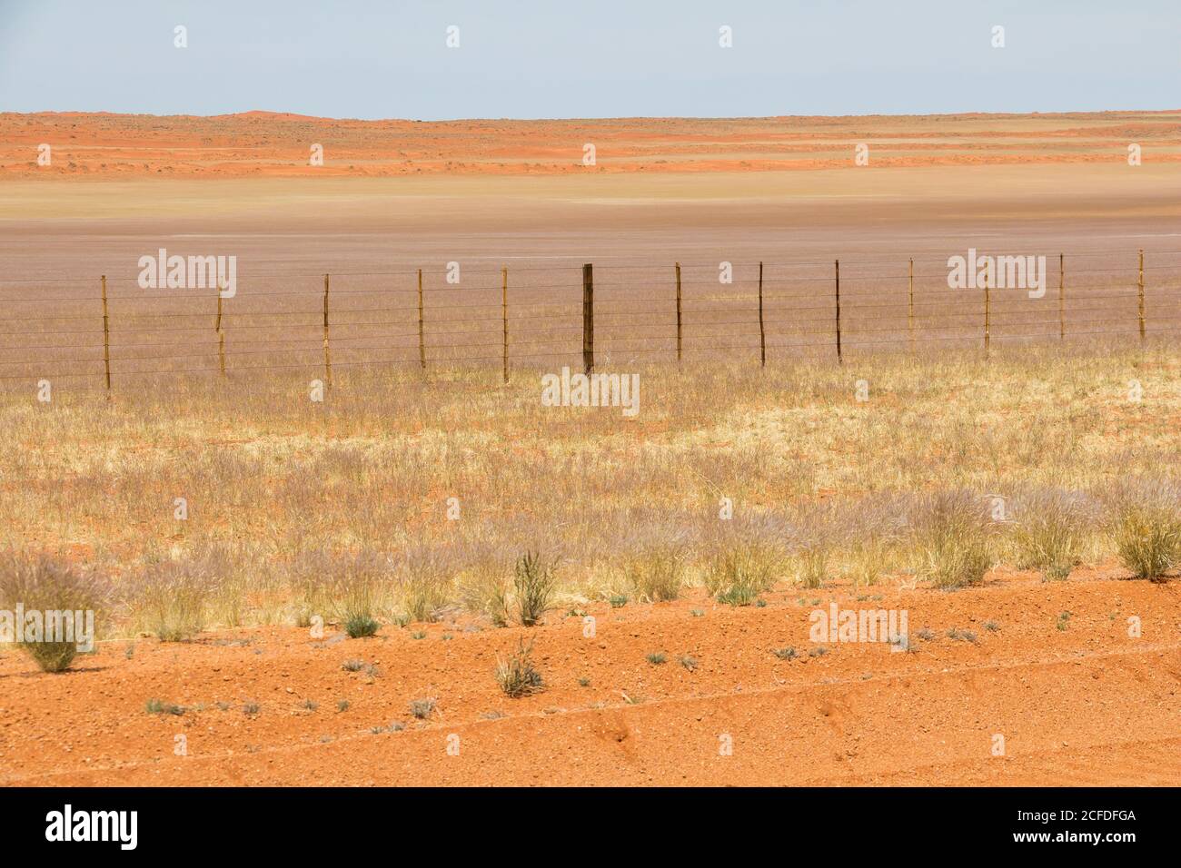 Einsamer Sandweg auf der D707 in der Wüste Namibias auf dem Weg nach Sesriem, Namibia Stockfoto