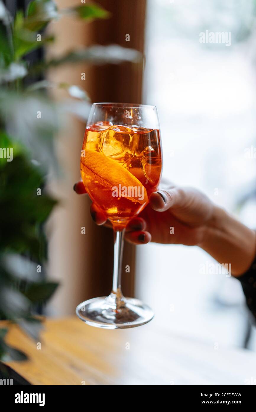 Campari Cocktailglas Stockfotos und -bilder Kaufen - Alamy