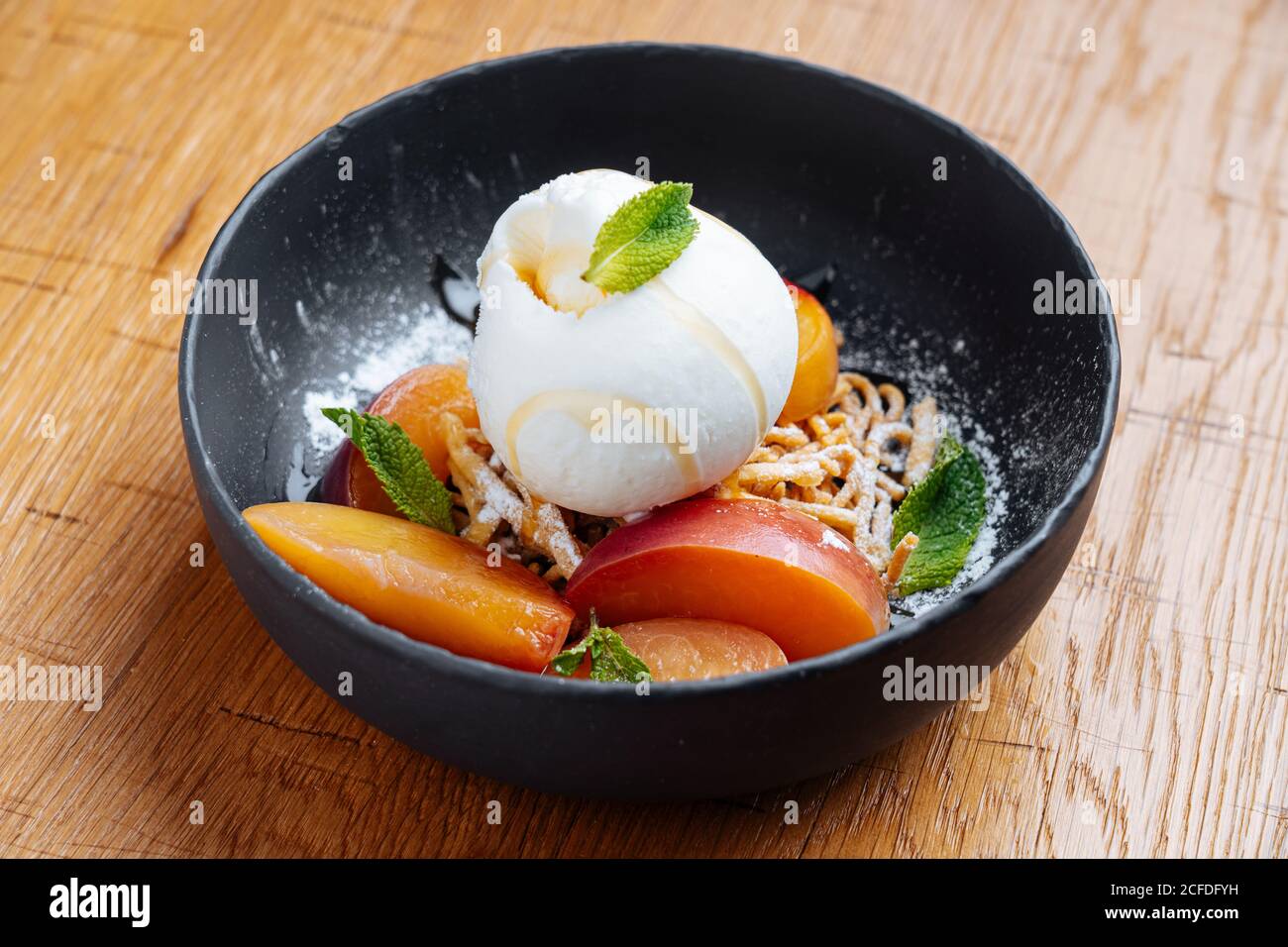 High Cuisine modernes Dessert mit Eis und Obst Stockfoto