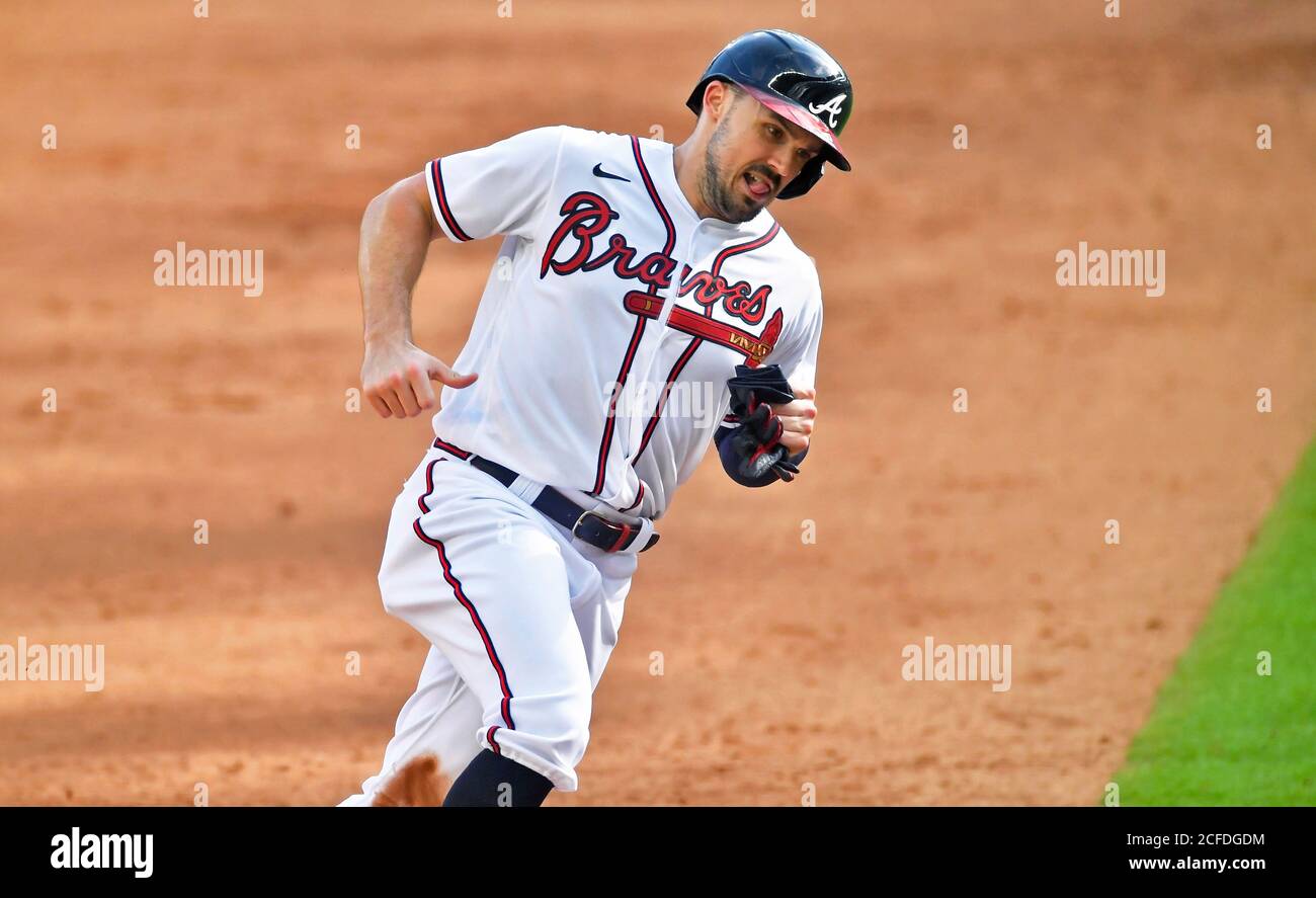 04. September 2020: Braves Left Fielder Adam Duvall spielt beim dritten Inning eines MLB-Spiels gegen die Nationals im Truist Park in Atlanta, GA, die dritte Basis vor einem Ronald Acu-A Jr.-Heimlauf. Austin McAfee/CSM Stockfoto