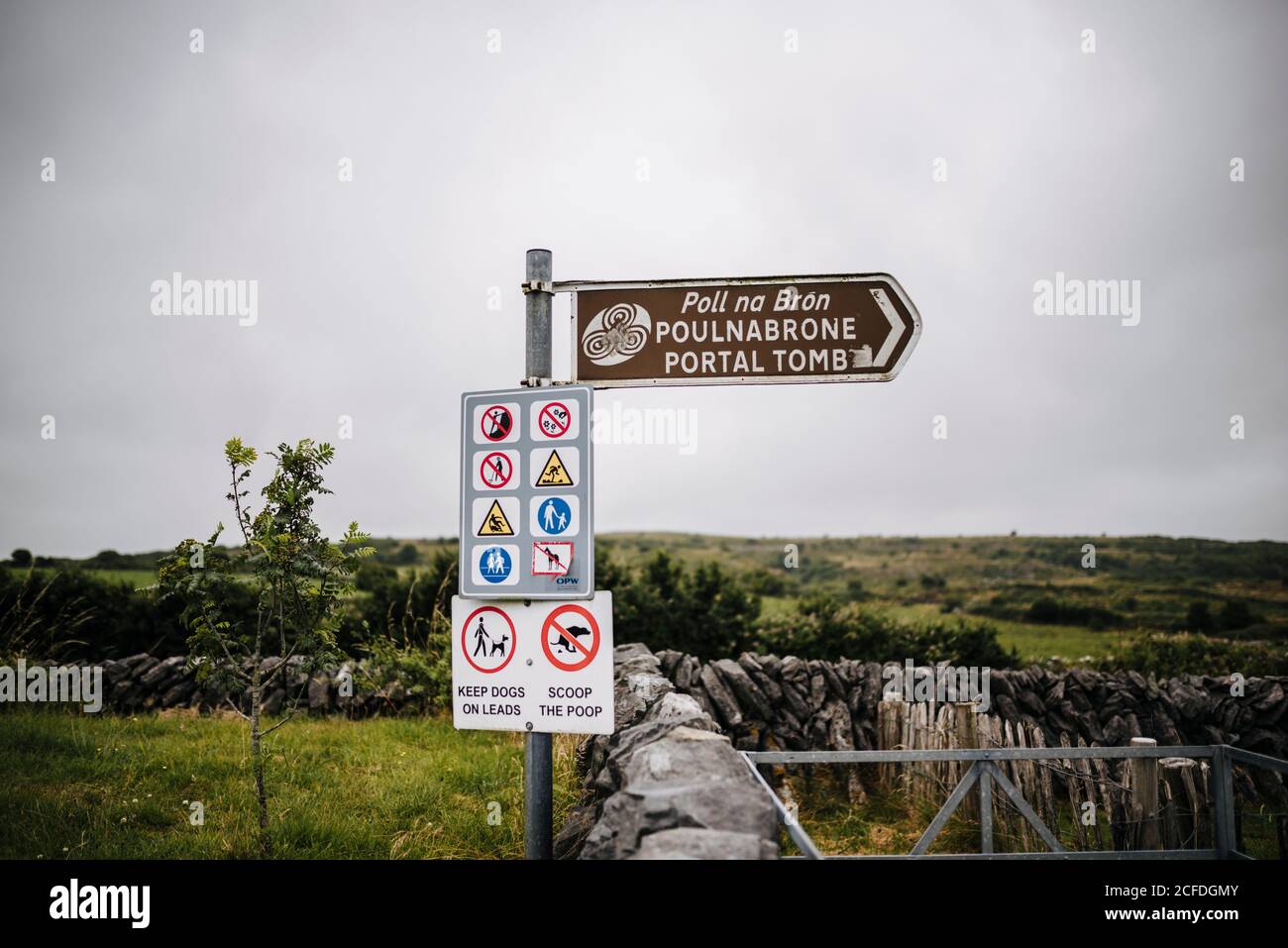 Wegweiser zum Poulnabrone Dolmen, Burren Irland Stockfoto
