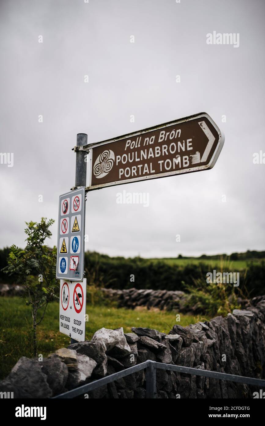 Wegweiser zum Poulnabrone Dolmen, Burren Irland Stockfoto