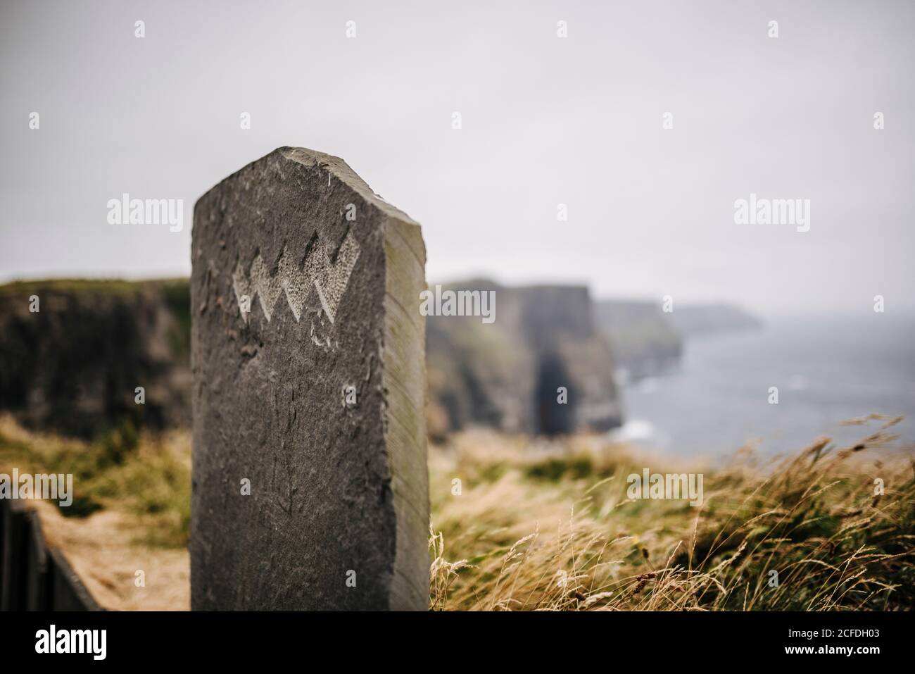 Zeichen des 'Wild Atlantic Way' auf einem Stein graviert, Cliffs of Moher, Irland Stockfoto