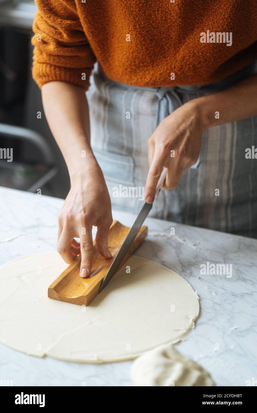 Von oben Ernte qualifizierte kochen in Schürze schneiden