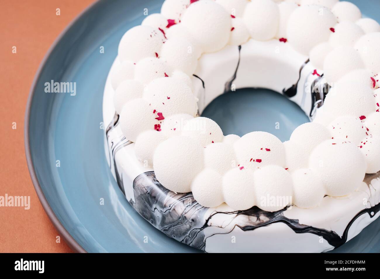 Von oben köstliche Ringkuchen mit blasenförmigen Vereisung platziert Auf Platte Stockfoto