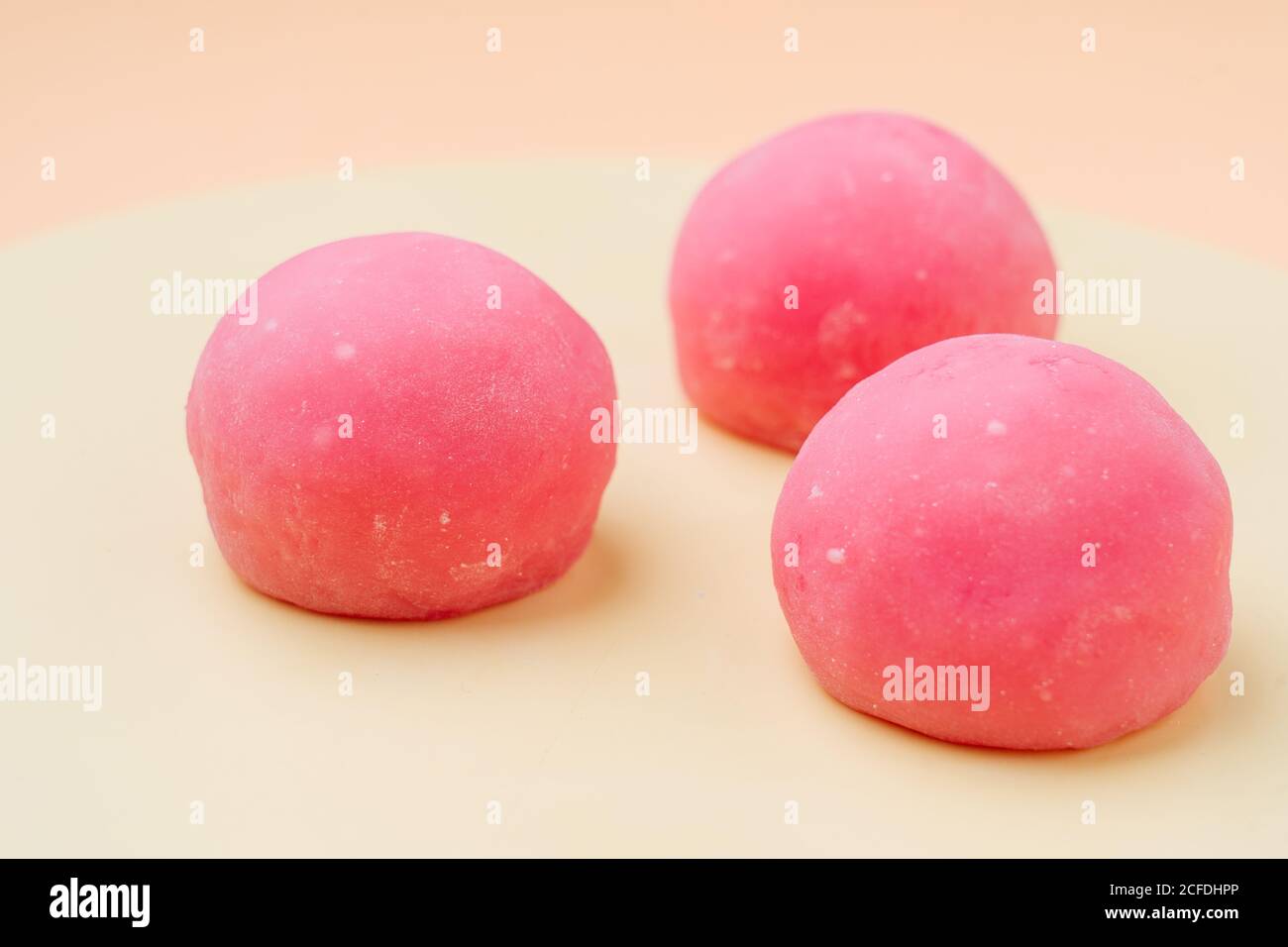 Köstliches Dessert mit rosa Glasur Stockfoto