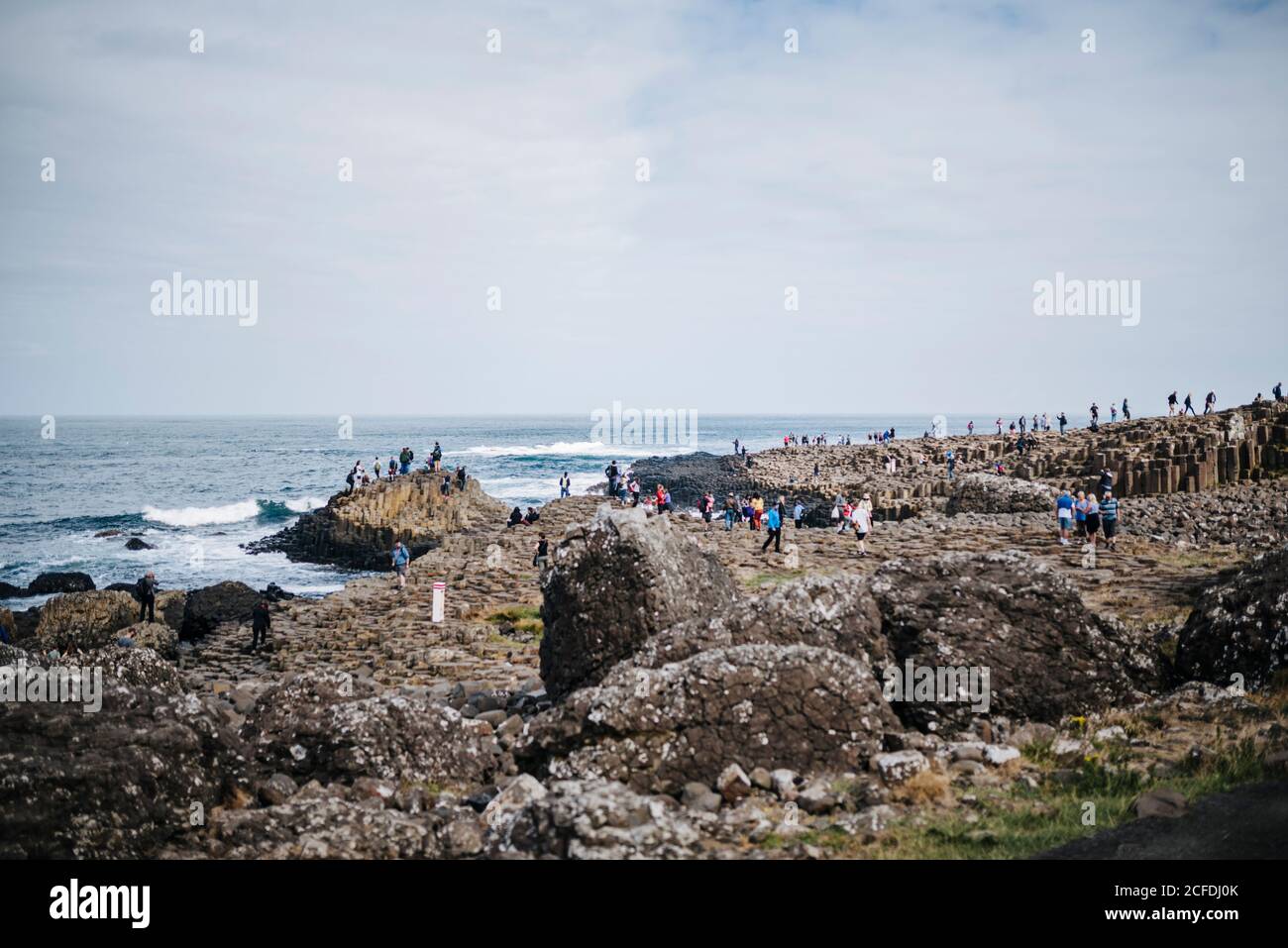 Touristen im Giant's Causeway, Nordirland, Großbritannien Stockfoto
