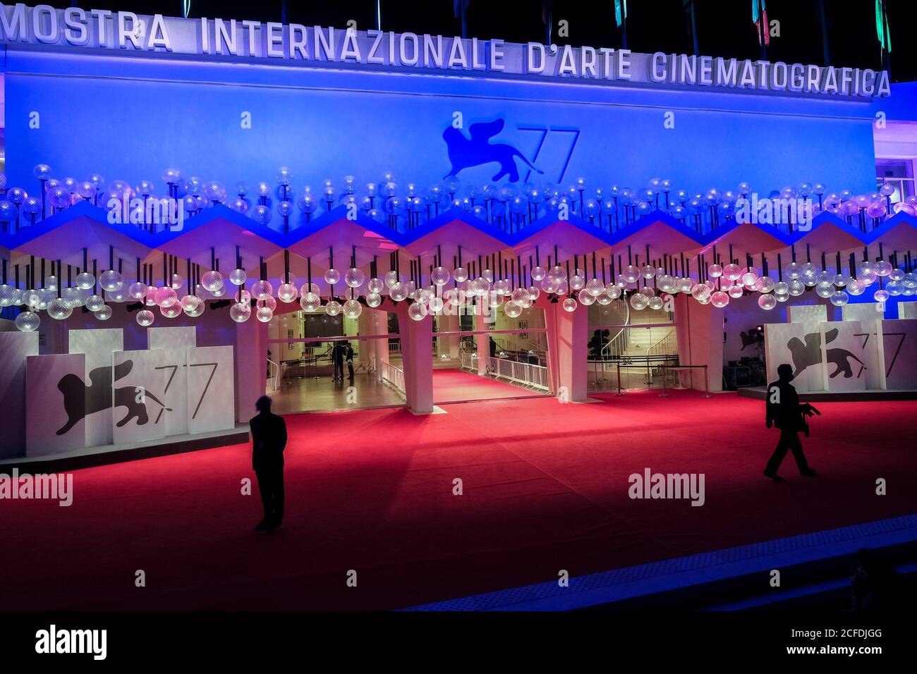 Palazzo del Cinema, Lido, Venedig, Italien. September 2020. Atmosphäre rund um das 77. Internationale Filmfestival von Venedig . Vor der späten Vorführung von The Duke warten Fotografen und Sicherheitskräfte (sozial distanziert mit Gesichtsbedeckungen). Bild nach Kredit: Julie Edwards/Alamy Live Nachrichten Stockfoto