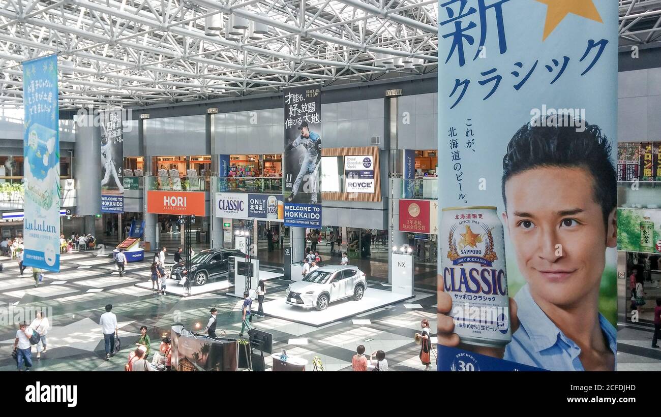 Sapporo, Hokkaido, Japan - Inland Terminal Atrium des New Chitose Airport. Werbung hängende Banner über Sapporo Beer und Nippon-Ham Fighters. Stockfoto