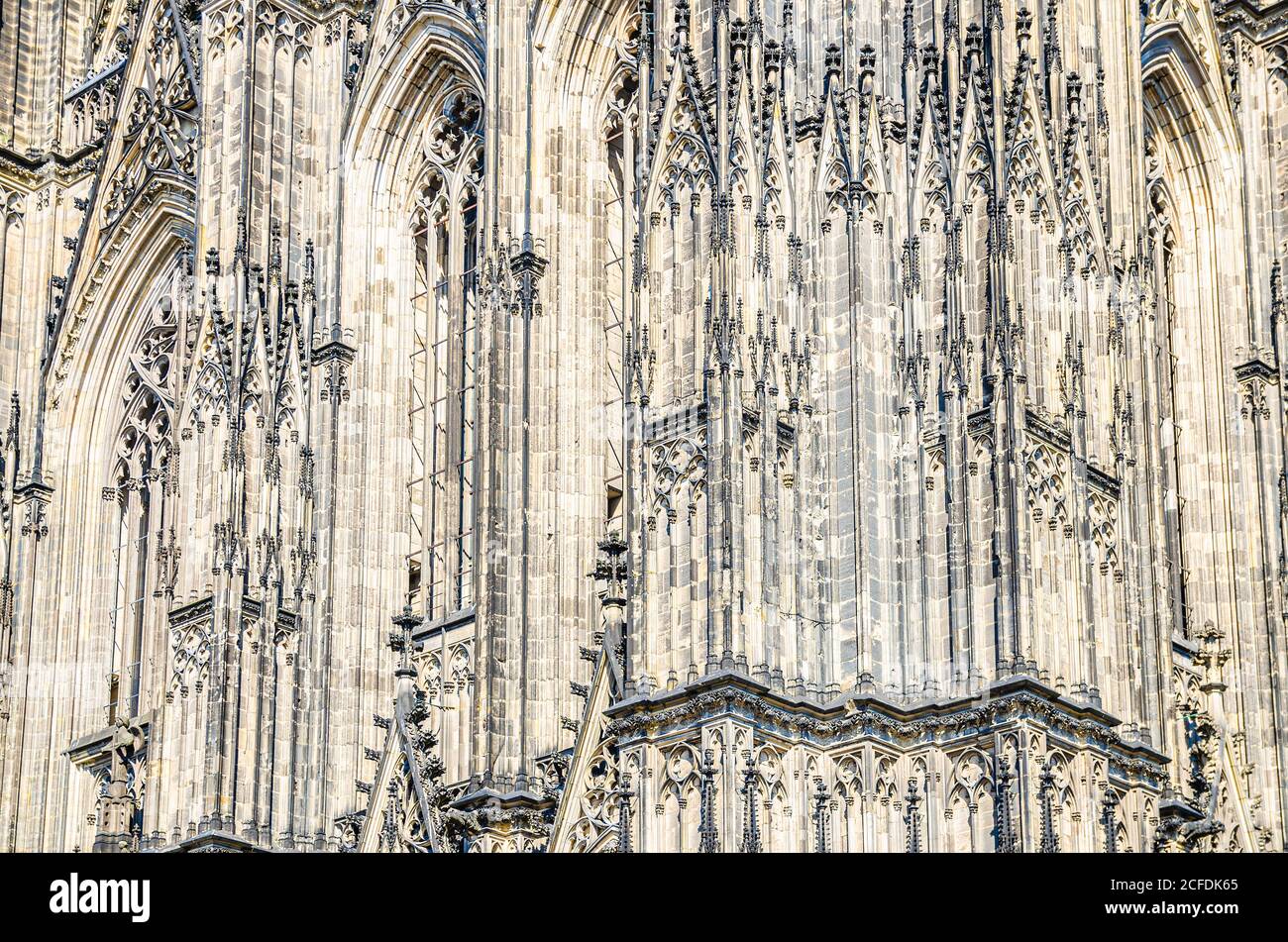 Nahaufnahme des Kölner Doms Katholische Kirche gotische Gebäudefassade mit Ornamenten, Stuckleisten und Buntglasfenstern, Nordrhein-Westfalen, Deutschland Stockfoto