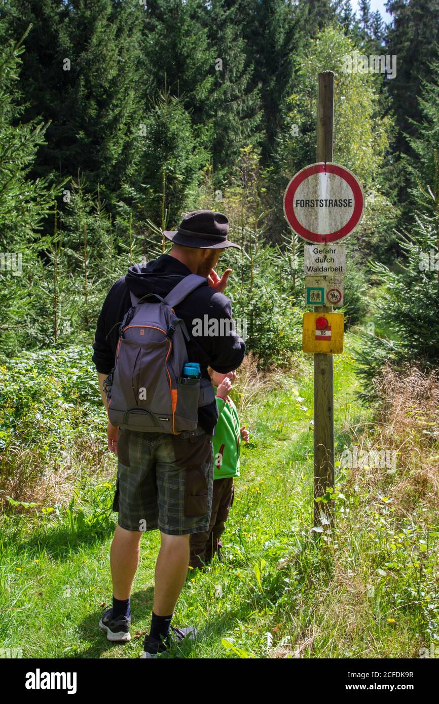 Wandermann beim Wegweiser - Wandern rund um Karlstift, Waldviertel, Österreich Stockfoto