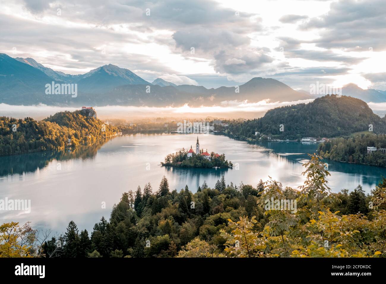 Majestätische Landschaft des Bleder Sees und der Kircheninsel von oben gesehen, Ojstrica, Slowenien Stockfoto
