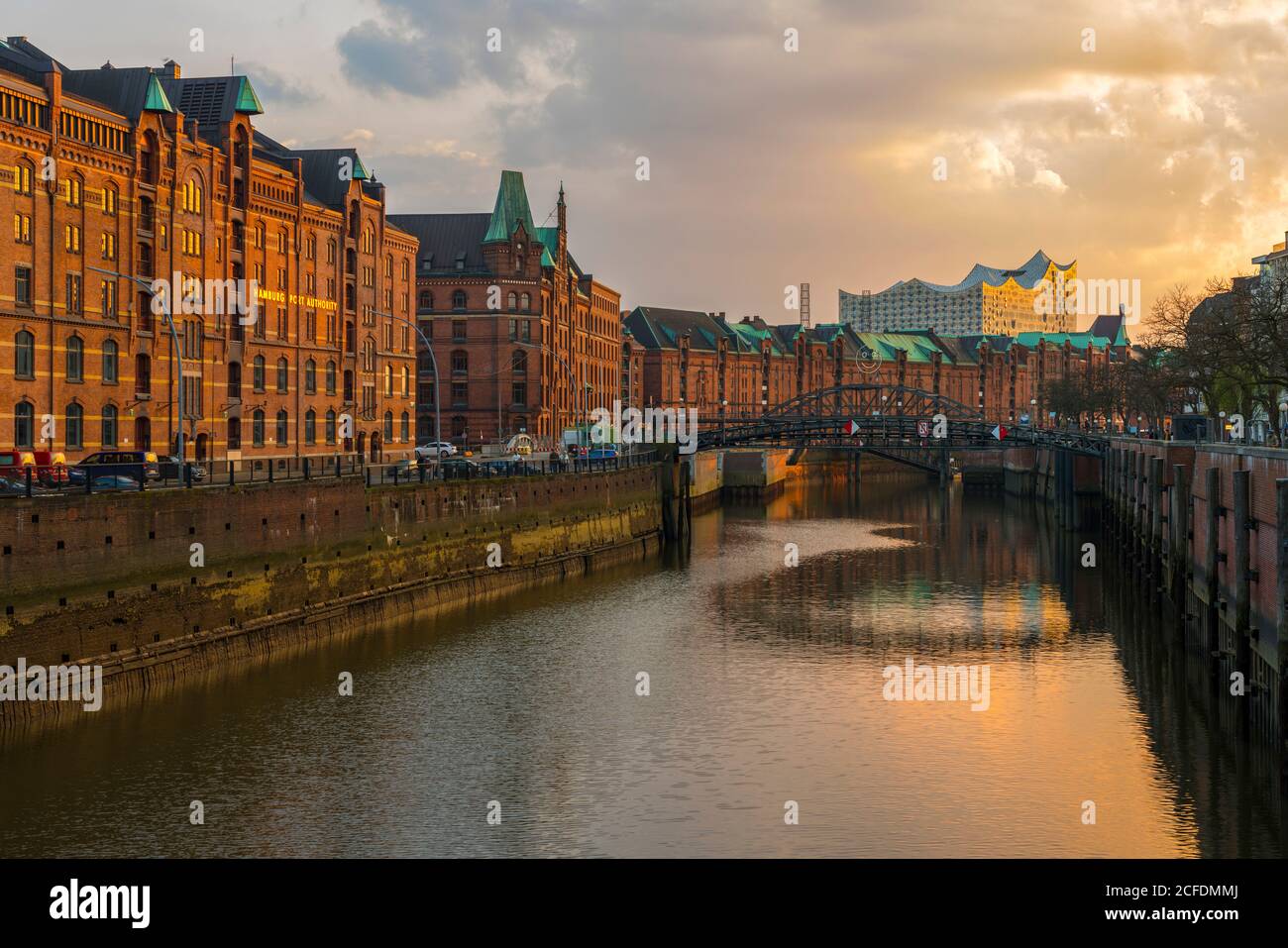 Deutschland, Hamburg, HafenCity, Zollkanal, Jungfernbrücke dahinter, Kibbelstegbrücke mit Smiley Stockfoto