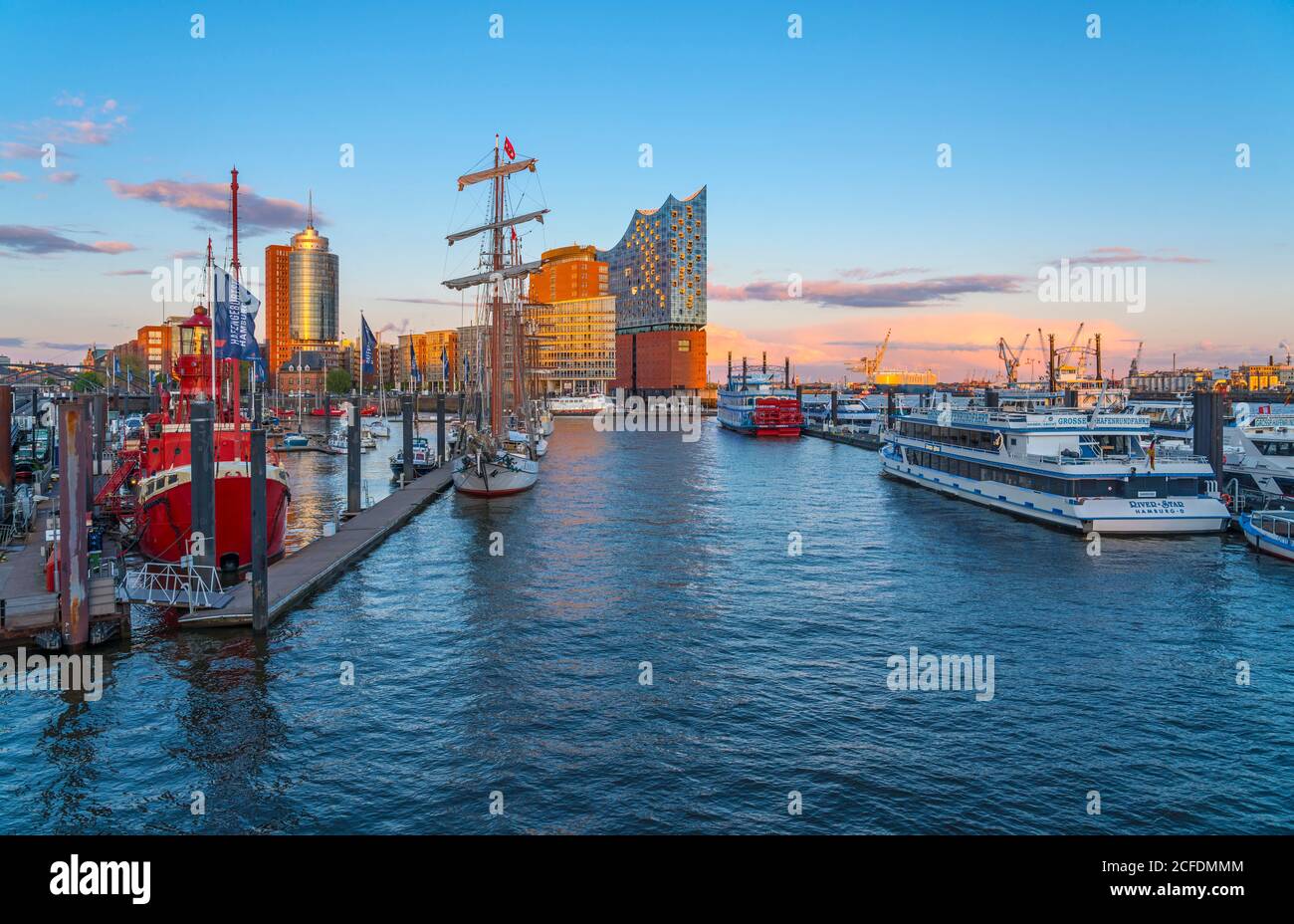 Deutschland, Hamburg, Blick vom Übersebrücke über den Niederhafen zur Elbphilharmonie, links Restaurant Feuerschiff LV 13 Stockfoto