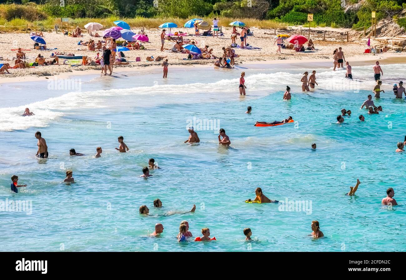 Abgelegener Badestrand im Parc Natural de Mondrago und S'amador Strand mit zahlreichen Badegäste, die in der Regel halten den Mindestabstand Während der Corona Stockfoto