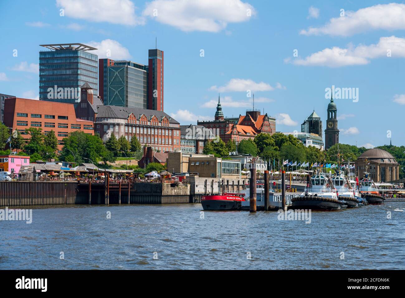 Deutschland, Hamburg, Schlepper an den Landungsbrücken, Bildmitte links Bernhard-Nocht-Institut für Tropenmedizin, Turm links über der Reederei Nord Stockfoto