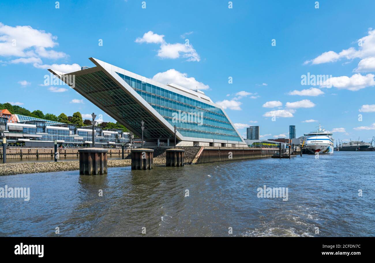 Deutschland, Hamburg, Dockland Bürogebäude, mit frei zugänglicher 500 m2 Aussichtsplattform. Hinter dem Kreuzfahrtterminal Altona. Stockfoto