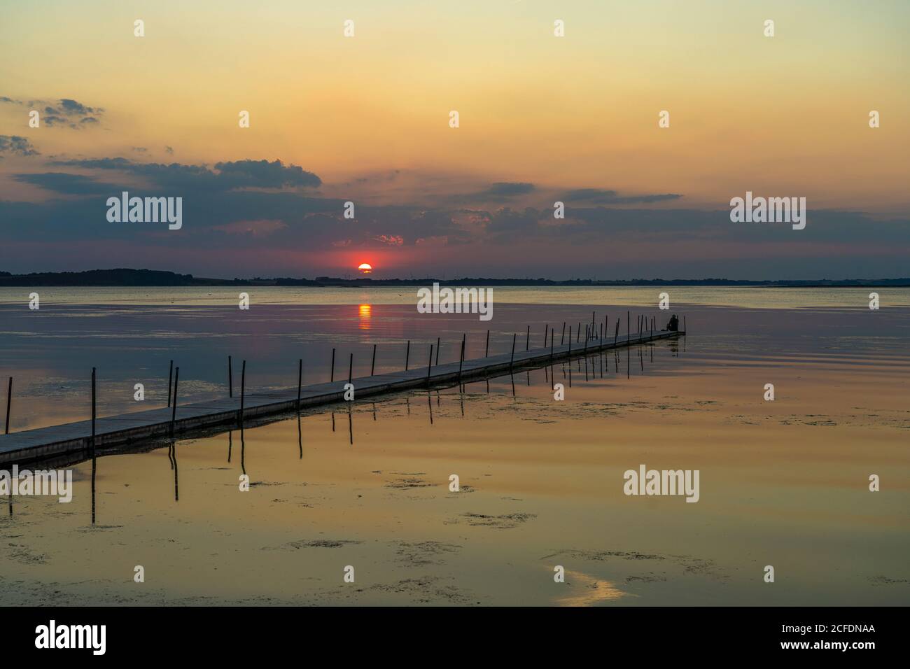 Sonnenuntergang an einem Steg im Limfjord bei Hvalpsund, Dänemark, Europa Sonnenuntergang an einem Steg im Limfjord bei Hvalpsund, Dänemark, Europa Stockfoto