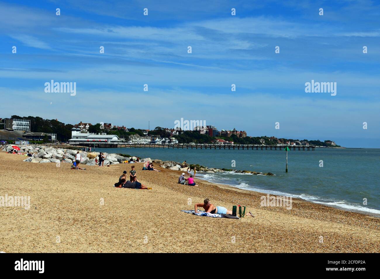 Leute genießen Felixstowe Beach, mit dem Pier im Hintergrund. Suffolk, Großbritannien Stockfoto