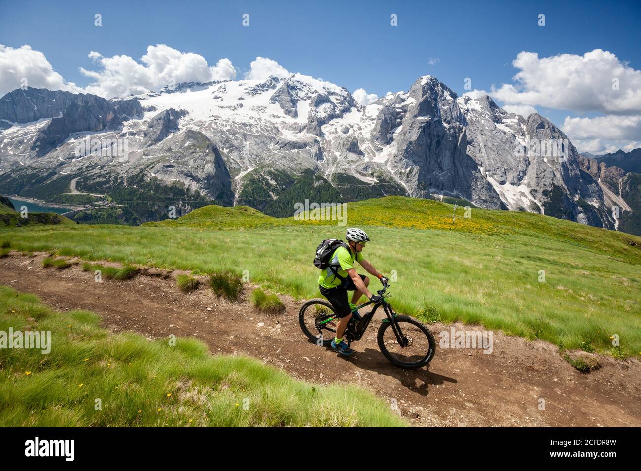 Radfahrer mit einem Elektro-Mountainbike (E-Bike) entlang der Strecke viel del Pan (Bindelweg) vor der Marmolada, Padon Kamm an der Grenze Stockfoto