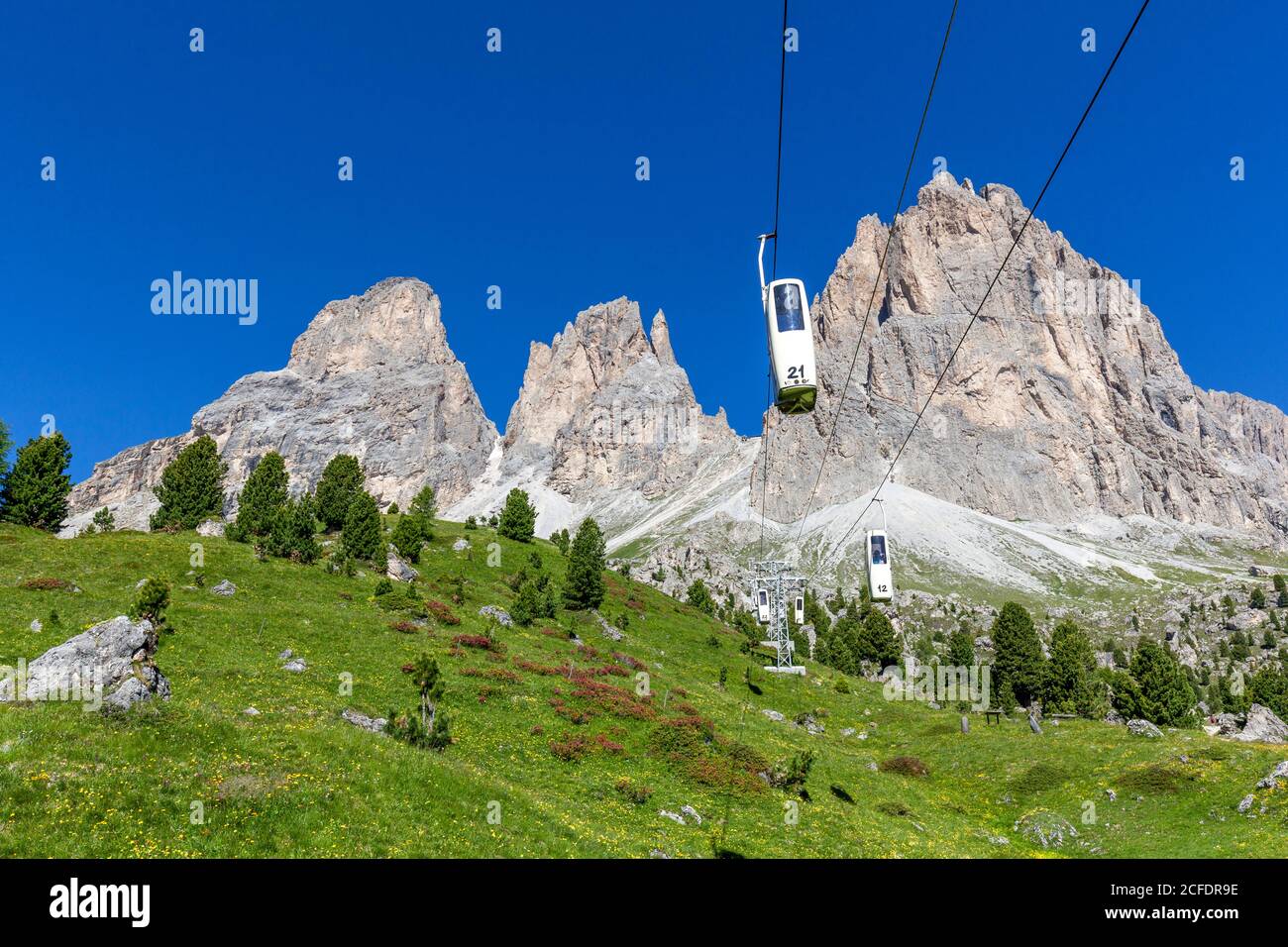 Langkofelseilbahn mit der Langkofelgruppe im Hintergrund, Sellajoch, Dolomiten, Italien Stockfoto