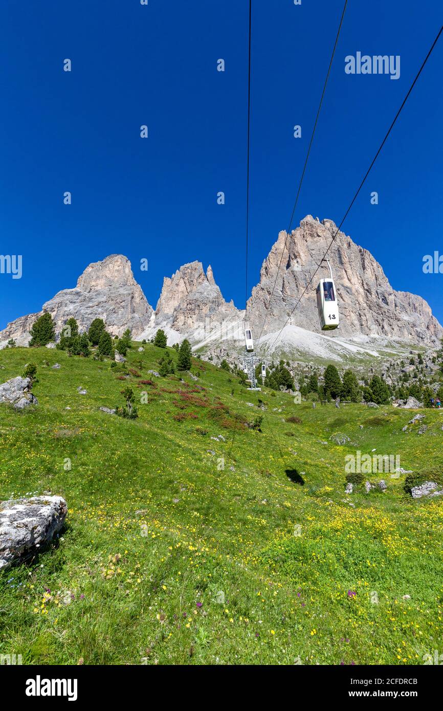 Langkofelseilbahn mit der Langkofelgruppe im Hintergrund, Sellajoch, Dolomiten, Italien Stockfoto
