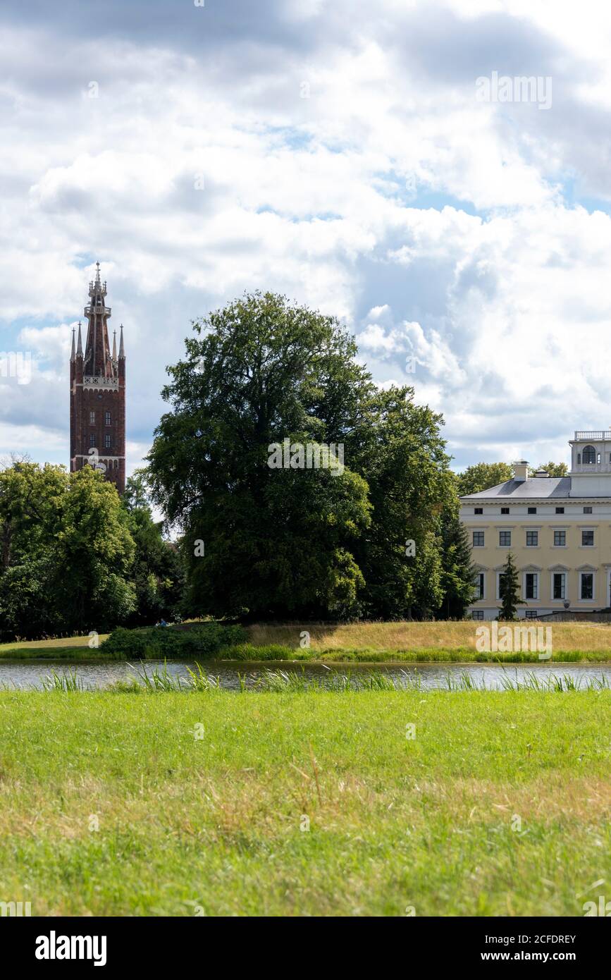 Deutschland, Sachsen-Anhalt, Wörlitz, St. Petri-Kirche mit 66 Meter hohem Bibelturm, Schloss Wörlitz, UNESCO-Weltkulturerbe. Stockfoto