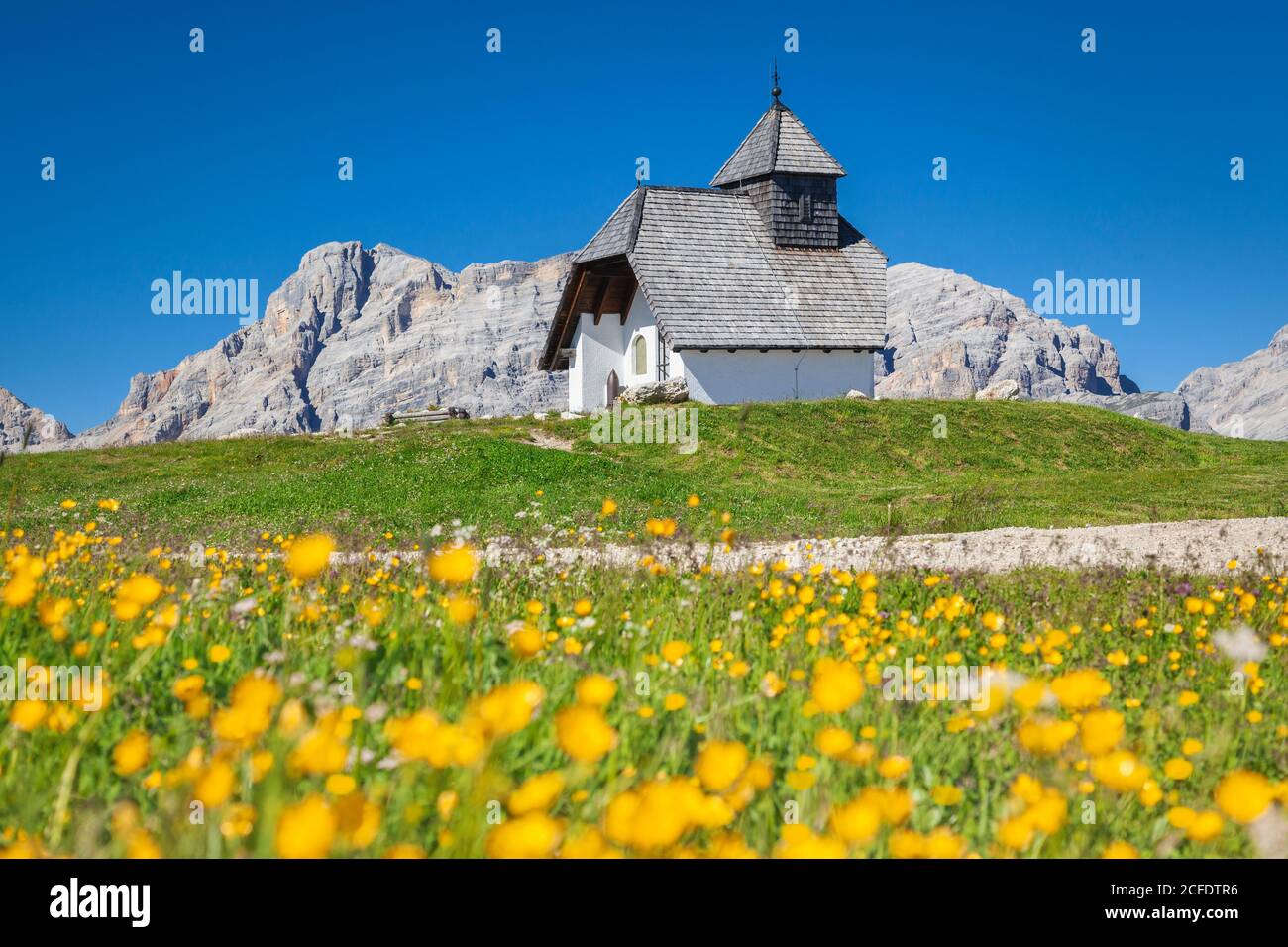 Einsame Kapelle des Heiligen Antonius auf dem Hochplateau von Pralongia im Sommer, Corvara, Alta Badia, Südtirol, Italien, Europa Stockfoto