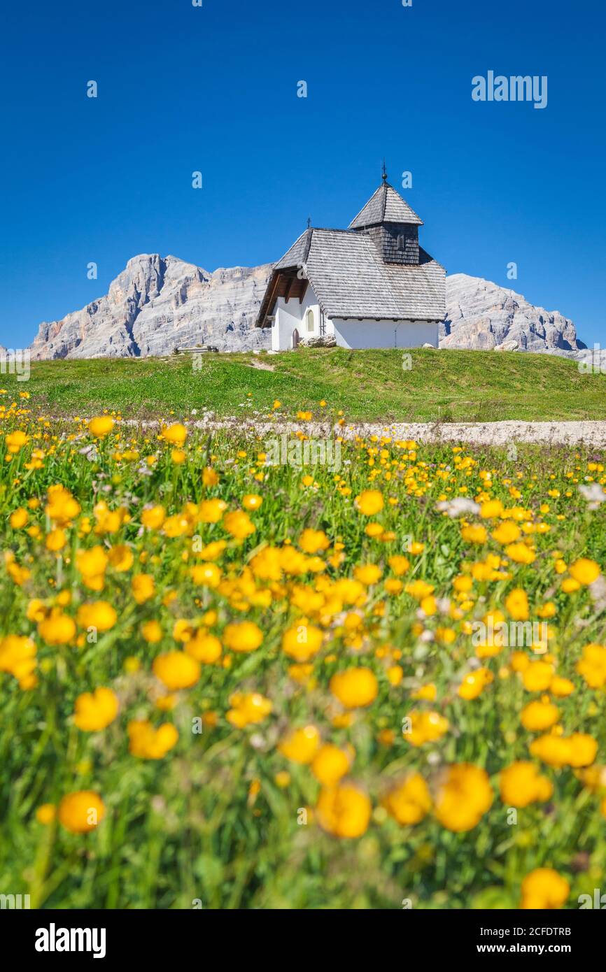 Einsame Kapelle des Heiligen Antonius auf dem Hochplateau von Pralongia im Sommer, Corvara, Alta Badia, Südtirol, Italien, Europa Stockfoto