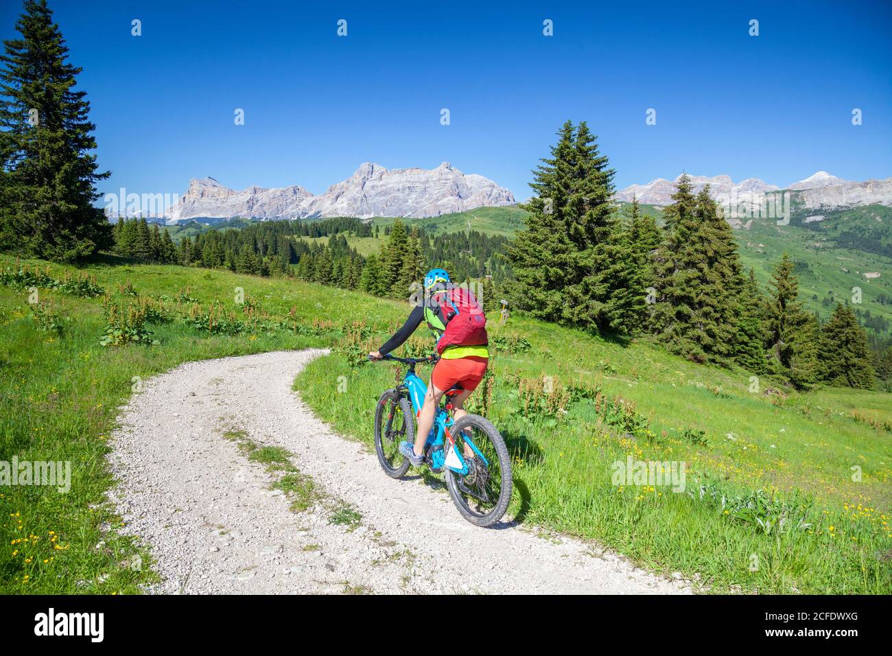 Frau mit E-Bike in der Naturlandschaft des Monte cherz, dolomiten, livinallongo del col di lana, belluno, venetien, italien Stockfoto
