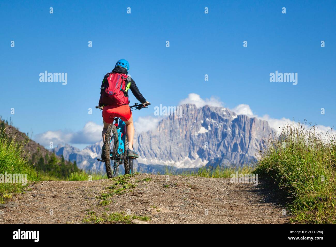 Frau, die in Richtung Civetta bei der Cherz alm fährt, Tour mit E-Bike in der Naturlandschaft der Dolomiten, livinallongo del col di lana, Stockfoto