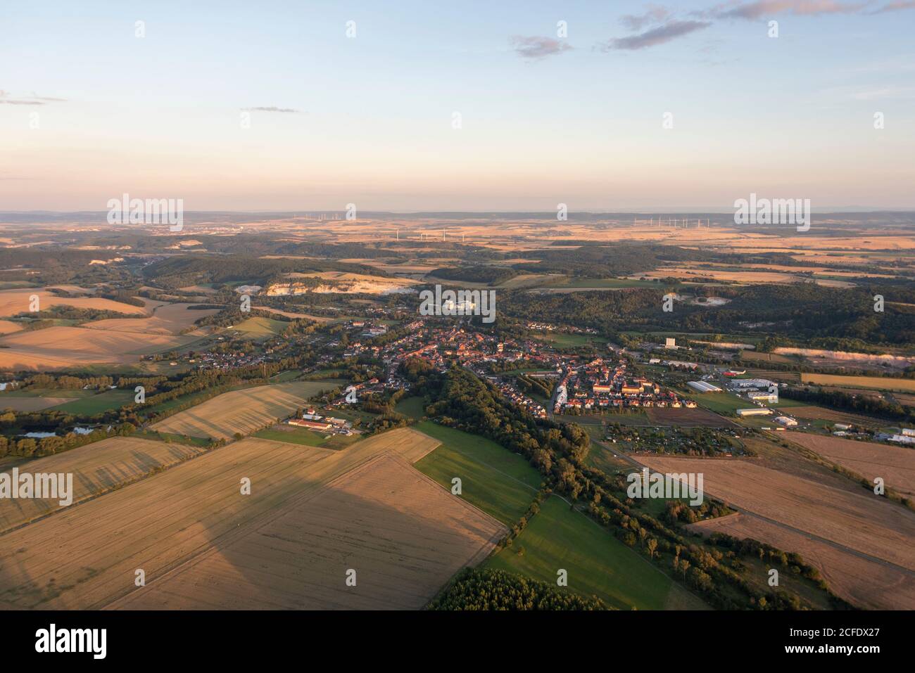 Deutschland, Thüringen, Ellrich, Gipswerk, Tagebau, Häuser, Felder, Bäume. Stockfoto