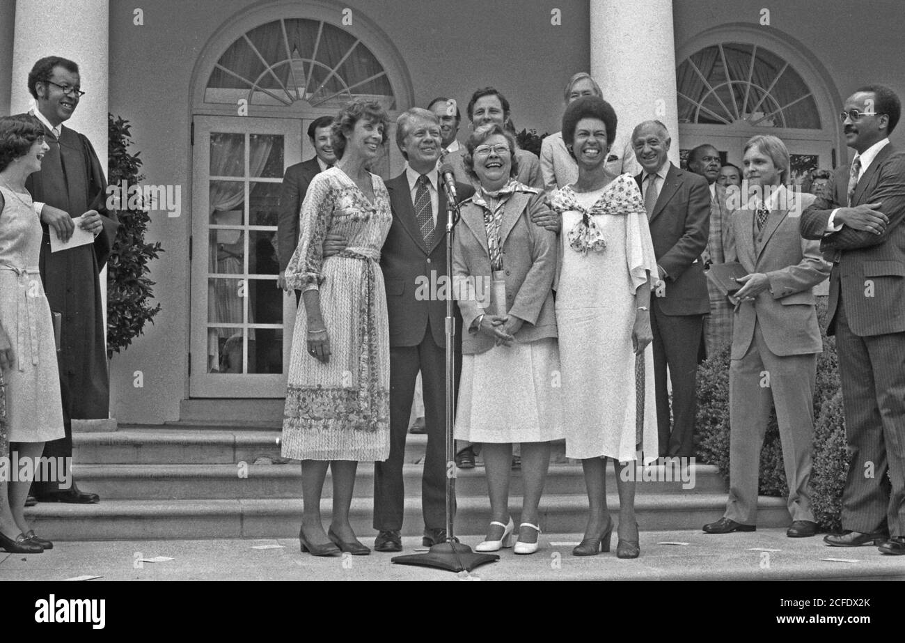 "Jimmy Carter nimmt an der Vereidigung von Patricia Derian, Virginia McCarty und Eleanor Holmes Norton Teil. Ca. 06/17/1977' Stockfoto