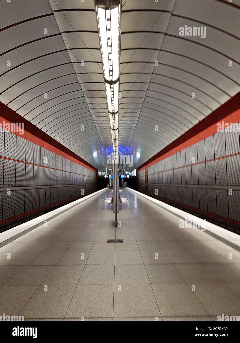 München, U-Bahn-Station Kreillerstrasse, ohne Züge Stockfoto