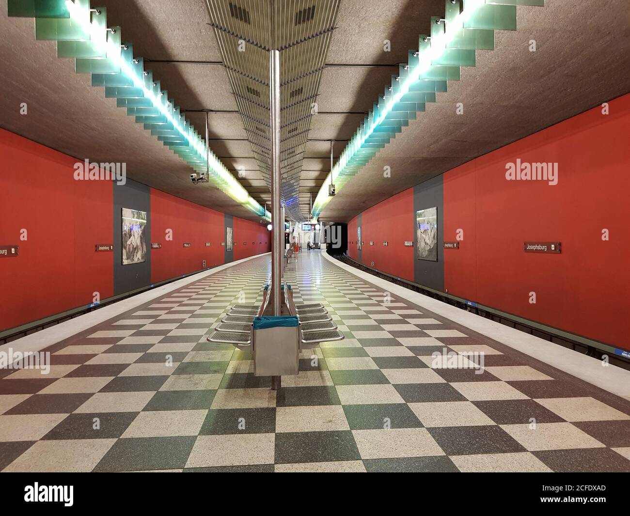 München, U-Bahn-Station Josephsburg, ohne Züge Stockfoto